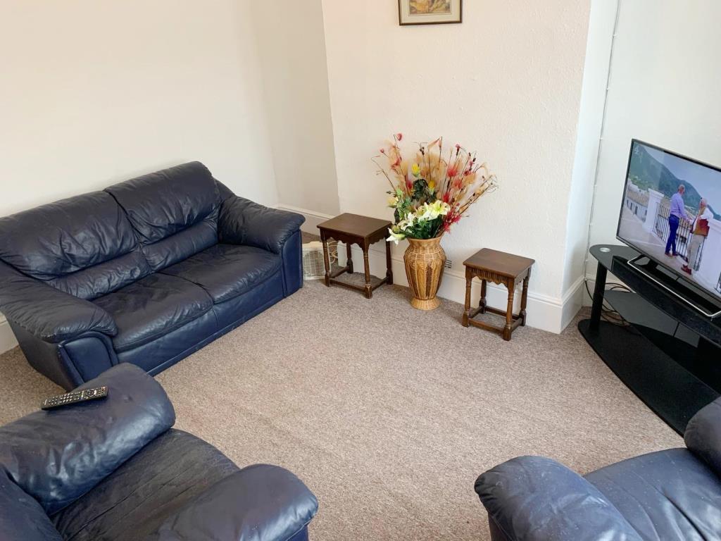 Lot: 64 - FREEHOLD BLOCK FOR INVESTMENT - Ground Floor living room